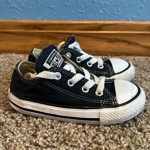 Toddler Size 7 Navy Converse - Picture 1 of 5